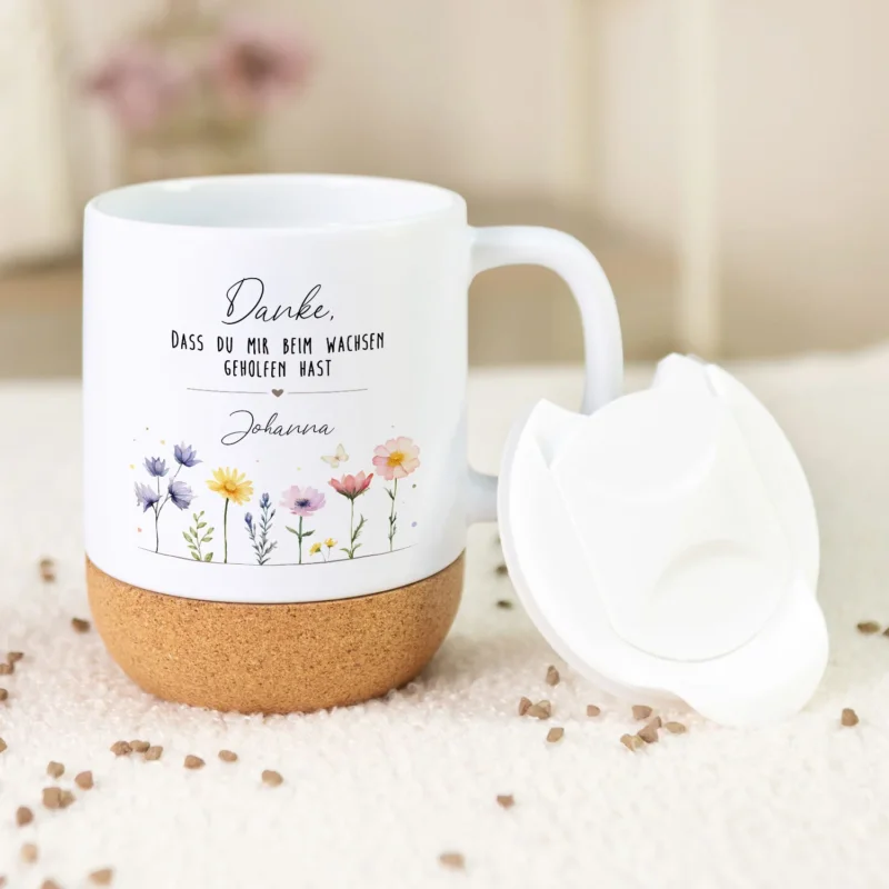 Bedruckte Tasse mit Korksockel & Deckel - Beim Wachsen geholfen GRAVURZEILE