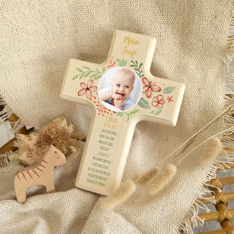 Personalisierbares Holzkreuz zur Taufe Konfirmation oder Kommunion - Mit eigenem Foto - Blumenkranz GRAVURZEILE