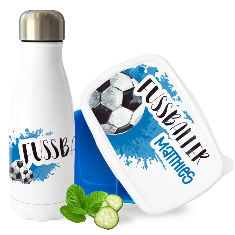 Weiße Trinkflasche und blaue Lunchbox mit Fußballmotiv.