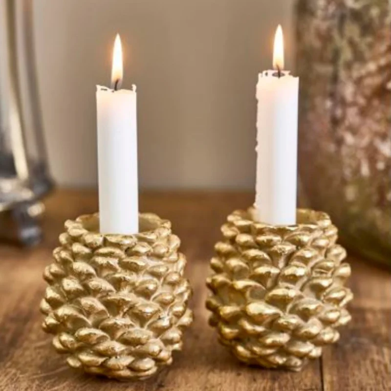 Goldener Tannenzapfen-Kerzenständer