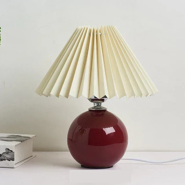 Leuchtendes Erbe: Vintage-Tischleuchte mit plissiertem Schirm – Elegante antike Retro-Nachttischbeleuchtung