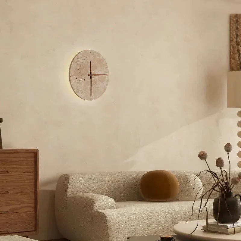 Erwecken Sie Ihren Raum mit der Wabi-Sabi-Wanduhr aus Travertin zum Leben.